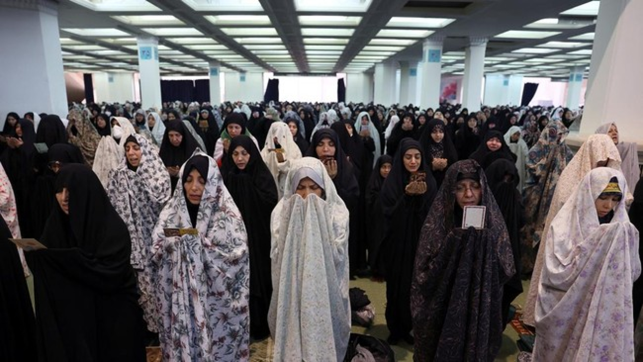 Warga khusyuk shalat di Masjid Agung Imam Khameini (AFP) 