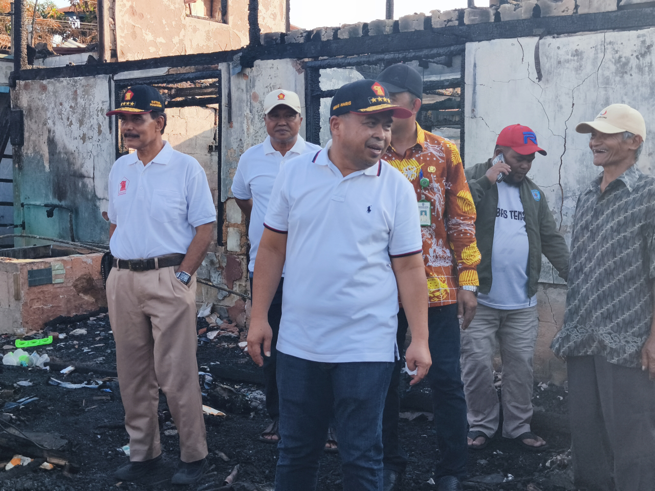 Ketua DPC Gerindra Bontang Agus Haris saat meninjau lokasi kebakaran di Jalan Veteran, Kamis, 26 Maret 2026.