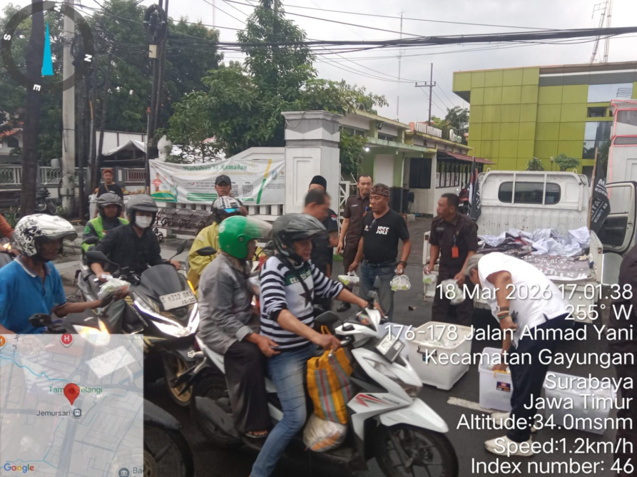 MAKI Jatim Bagikan Ratusan Paket Takjil di Penghujung Ramadan