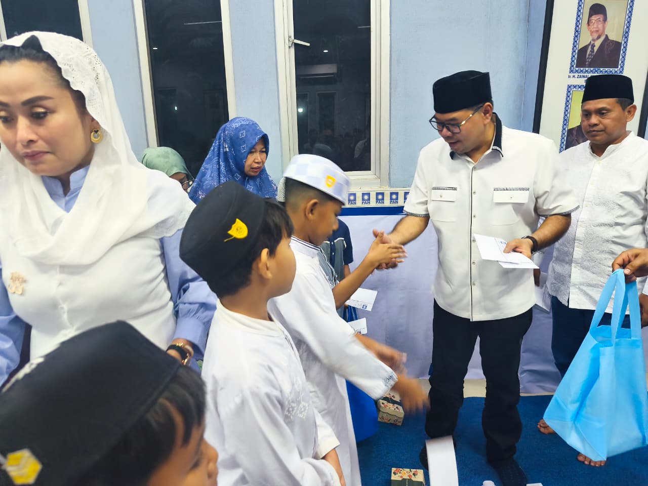 Ketua DPW PAN Kaltim Erwin Izharuddin (kanan) saat memberikan santunan kepada anak yatim di kantor DPW PAN Kaltim, Jumat, 6 Maret 2026.