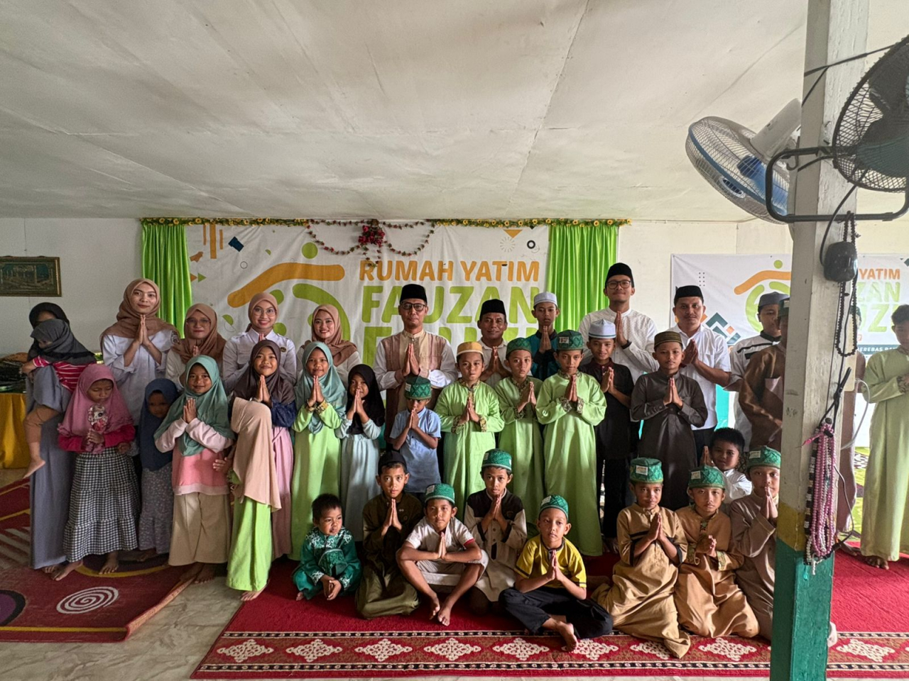 Anak-anak dan pengurus di Rumah Yatim Fauzan Fauzi dan tim Kantor Pertanahan Bontang.