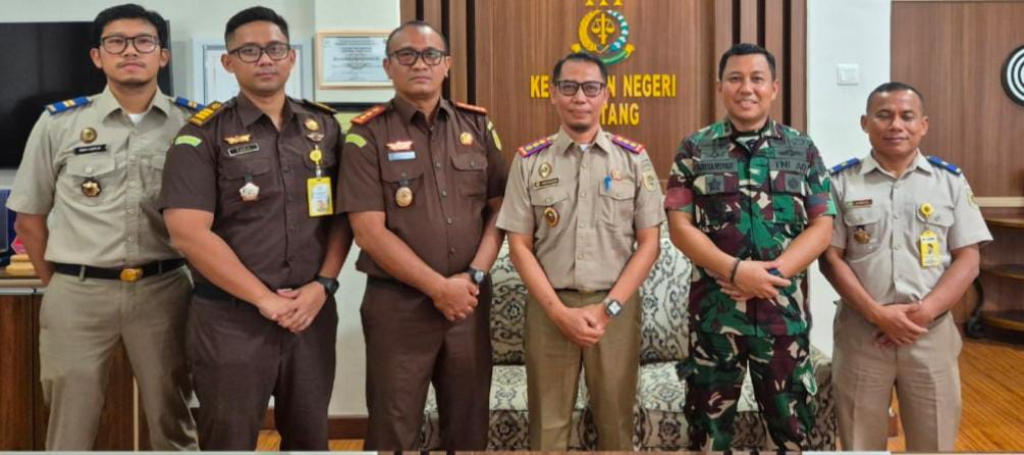 Kepala Kantor Pertanahan Bontang Hamim Muddayana (tiga kanan) saat berada di kantor Kejari Bontang.