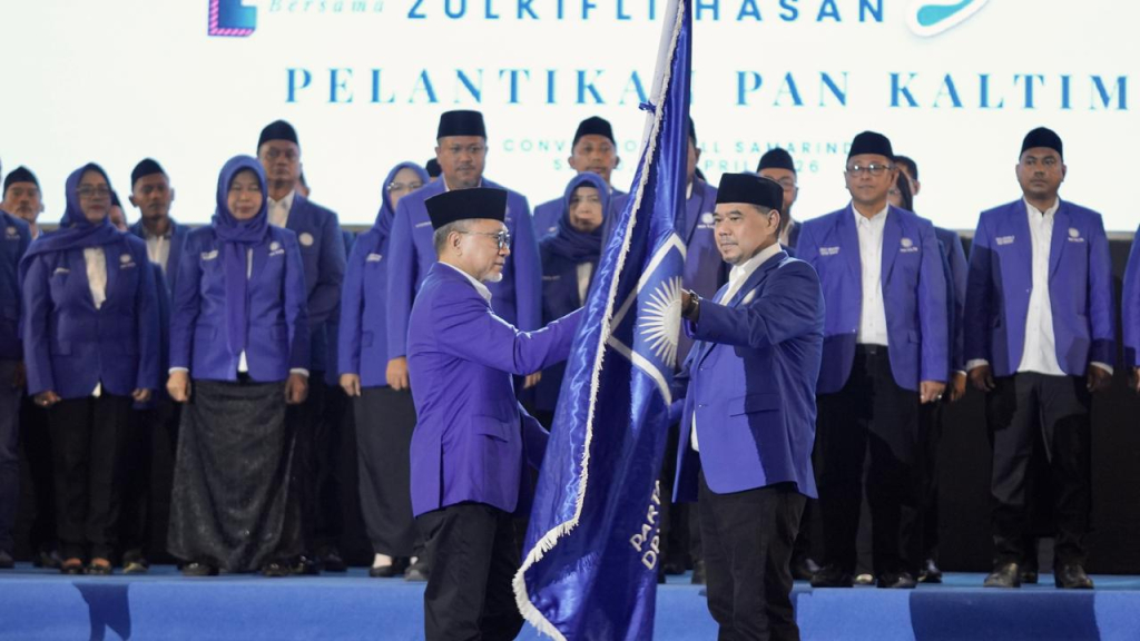 Ketua Umum DPP PAN Zulkifli Hasan (kiri) saat menyerahkan bendera pataka kepada Ketua DPW PAN Kaltim Erwin Izharuddin (kanan) di konvention hall Sempaja, Sabtu, 25 April 2026.