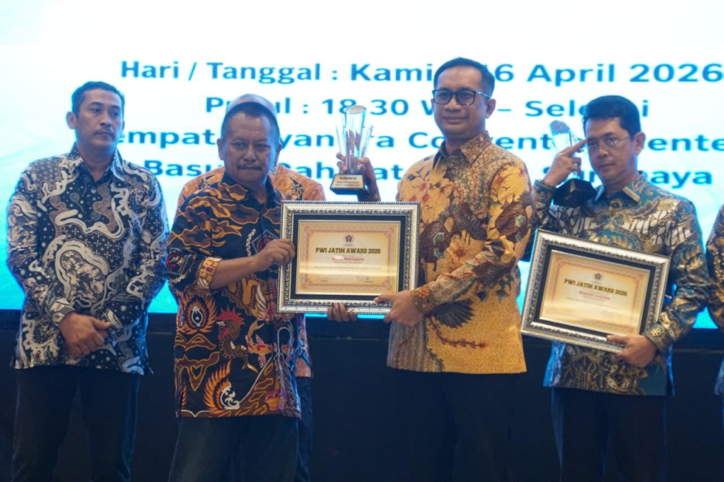 Pemberian penghargaan kepada Mirza Muttaqien