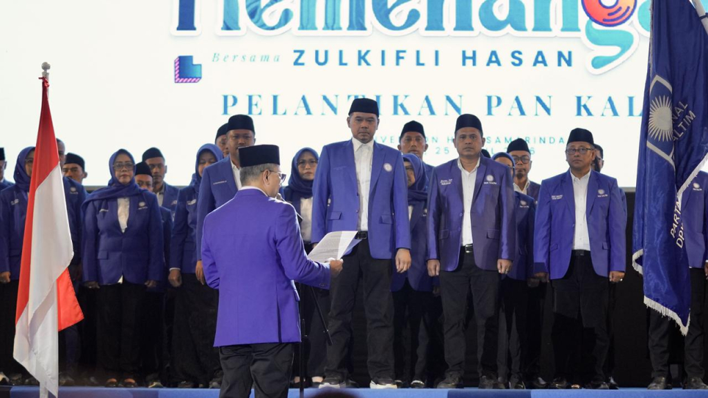 Ketua Umum DPP PAN Zulkifli Hasan saat melantik pengurus PAN di tingkat provinsi dan kabupaten/kota se-Kaltim di konvention hall Sempaja, Sabtu, 25 April 2026.