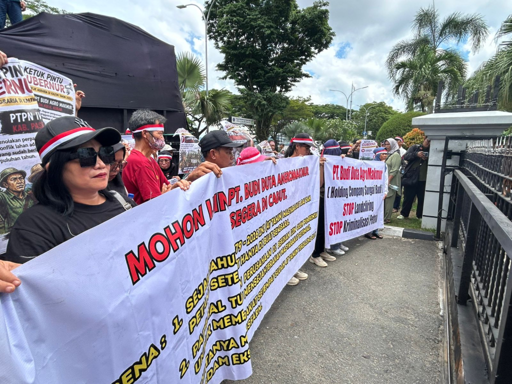 Massa aksi yang melakukan demonstrasi di depan kantor Gubernur Kaltim, Selasa, 19 Mei 2026.