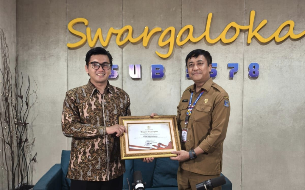Direktur RS Korpri Pura Raharja dr. Makhyan Jibril A (kiri) saat menerima penghargaan.