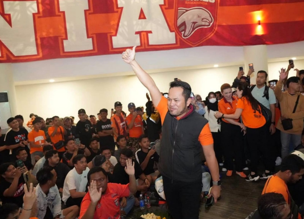Gubernur Kaltim Rudi Mas'ud saat melakukan nobar di di Hotel Claro Pandurata eks Hotel Atlet, Minggu, 17 Mei 2026.