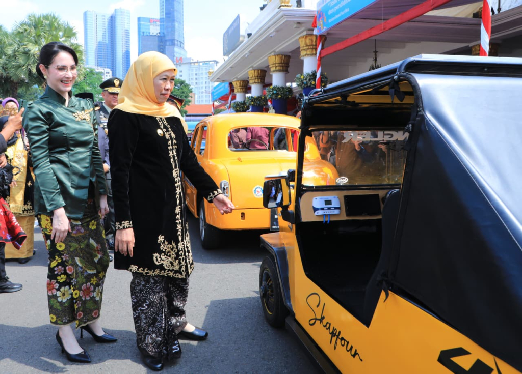 Gubernur Jatim Khofifah Indar Parawansa (kanan) saat melihat mobil listrik ciptaan anak-anak SMK di Jawa Timur.