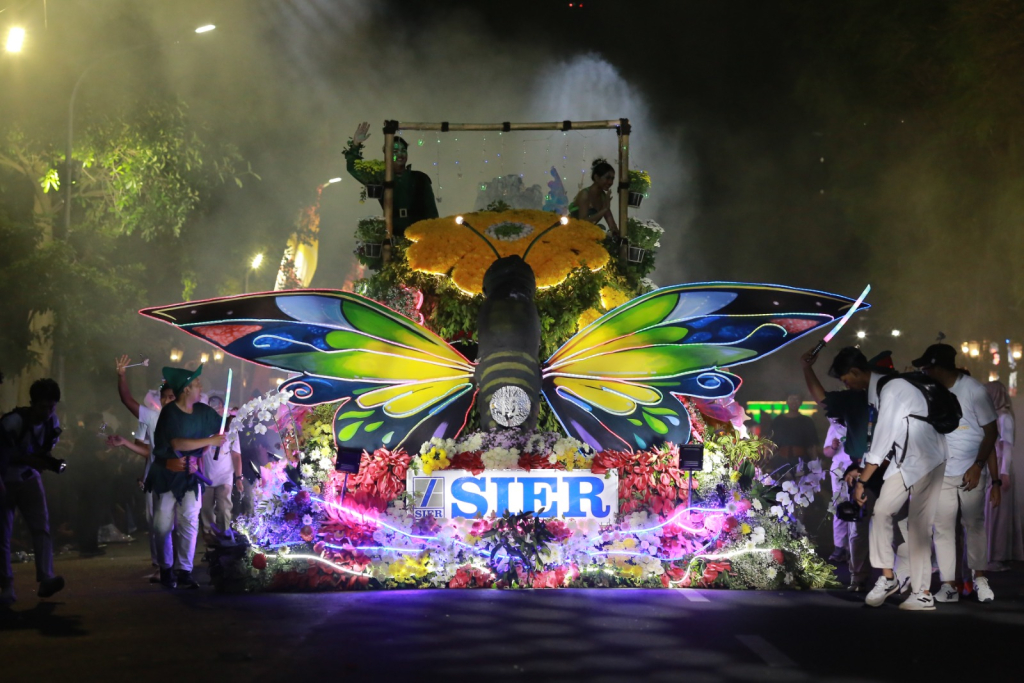 Kupu-kupu Robotik SIER Curi Perhatian di Surabaya Vaganza 2026