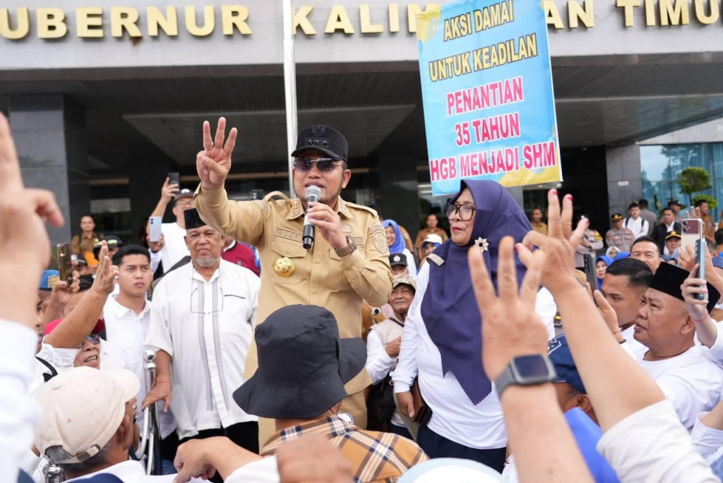 Gubernur Kaltim Rudi Mas'ud saat menyapa masyarakat.
