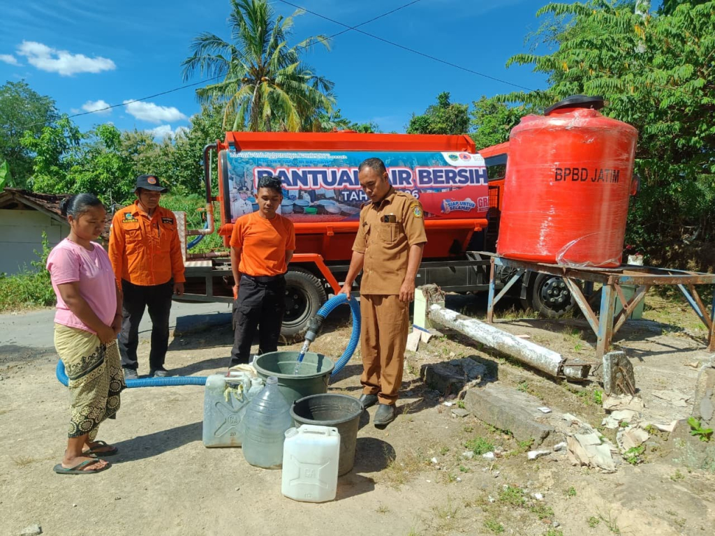 Tim BPBD Jatim saat mendistribusikan air bersih ke warga.