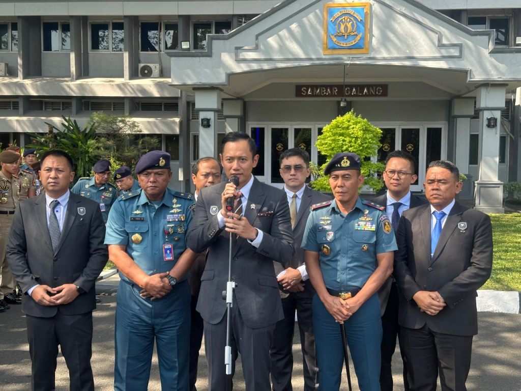 Menko Bidang Infrastruktur dan Pembangunan Kewilayahan RI, Agus Harimurti Yudhoyono saat memberikan kulaih umum di Akademi AL Surabaya, Rabu, 24 Juni 2026.