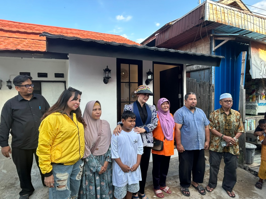 Syarifah Suraidah Harum saat meresmikan rumah Maria yang baru selesai direnovasi.