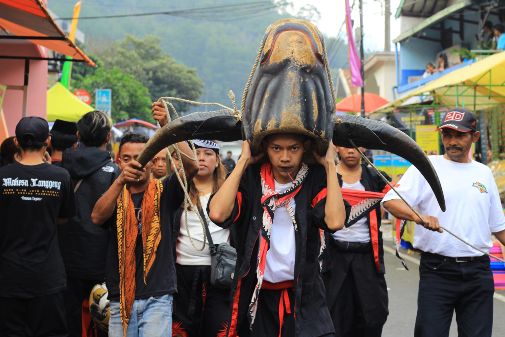 Peserta Ngarak Banteng satu suro