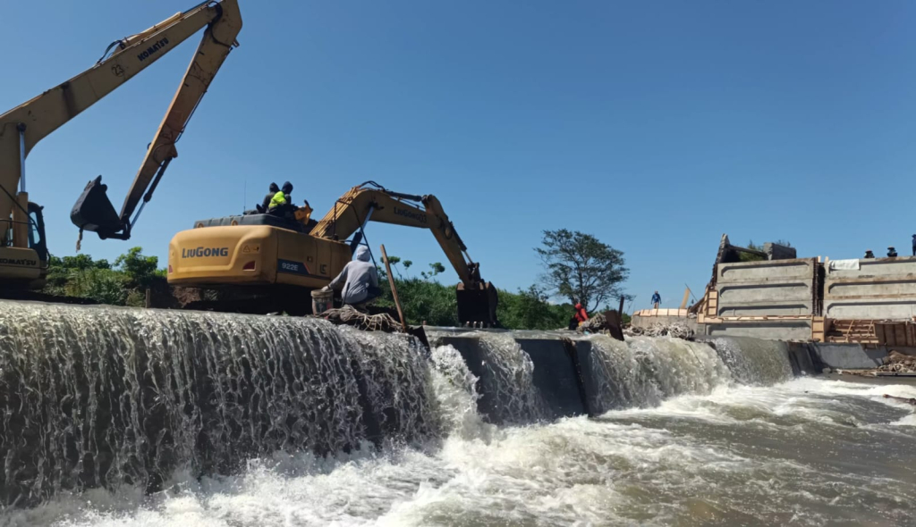 Pembangunan spillway Sungai Tanggul di Desa Paseban, Kecamatan Kencong, Kabupaten Jember. (Foto: PU SDA Jember kepada sanubari.co.id)