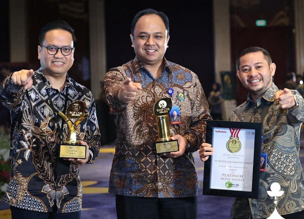 Manajemen PT PKT Bontang saat memegang penghargaan TOP CSR Awards 2026.