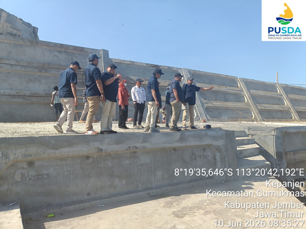 Tim PU SDA Jatim saat meninjau hasil dari proyek Spillway sungai Tanggul, di Desa Paseban, Kecamatan Kencong, Kabupaten Jember. (Foto: PU SDA Jember kepada sanubari.co.id)