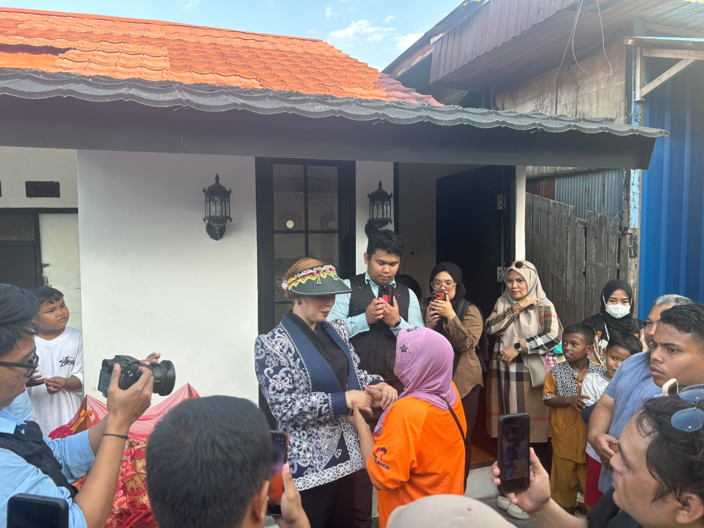 Syarifah Suraidah Harum saat menyapa Maria Mercedes