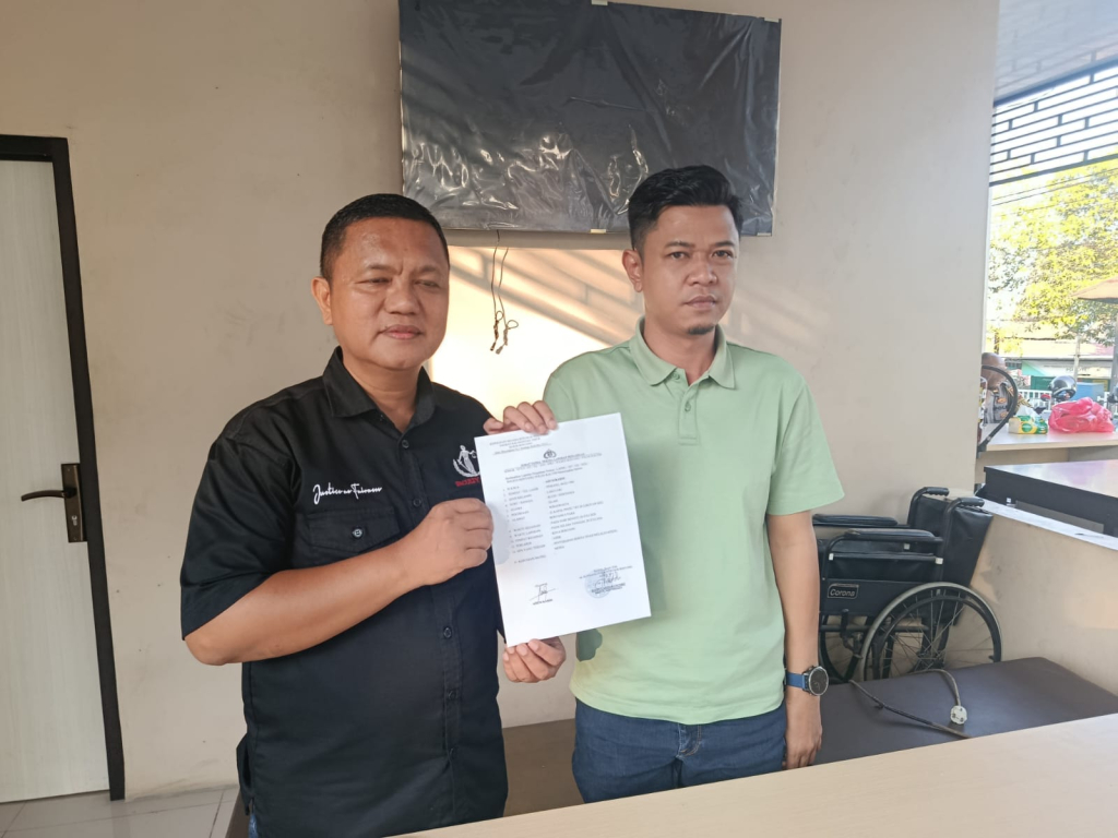 Adi Sukardi (kanan) saat memberikan laporan polisi, Selasa, 28 Juli 2026.