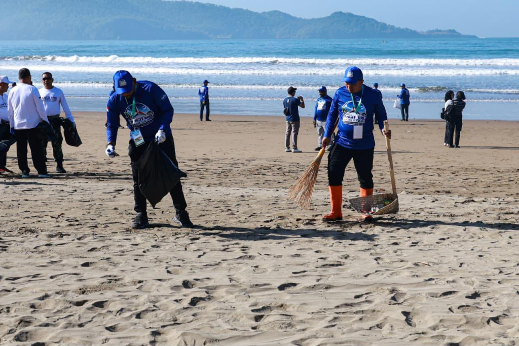 Kader Demokrat Jatim saat bersih-bersih pantai Pacitan.