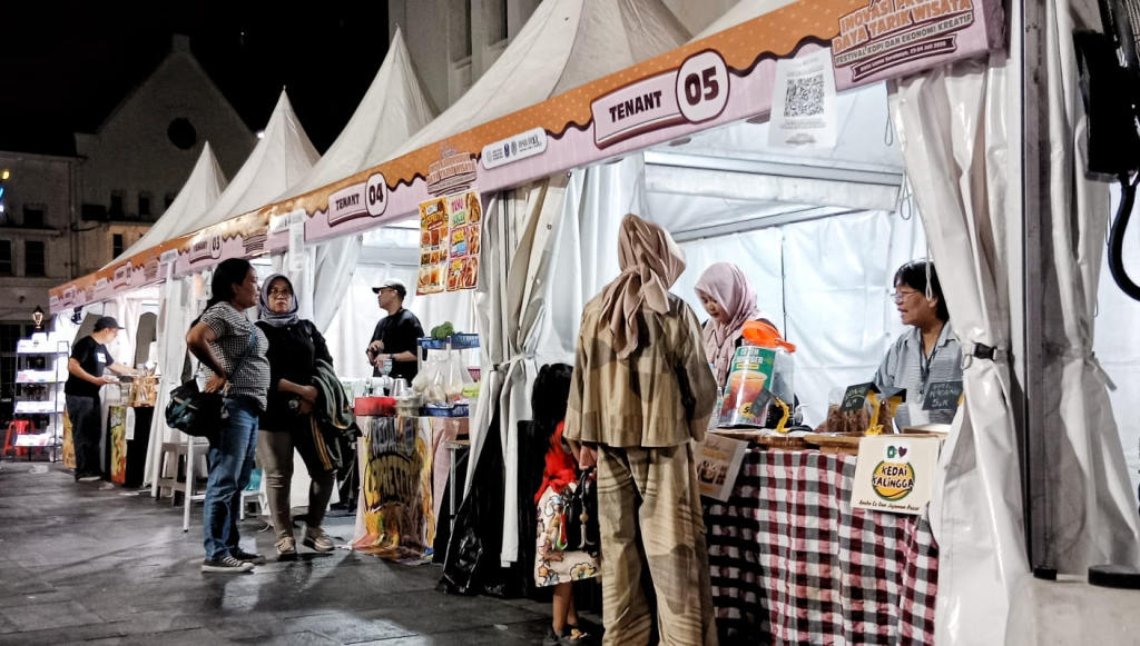Stand-stand yang meramaikan Festival Inovasi Produk Daya Tarik Wisata, di kawasan Kota Lama, Surabaya, Kamis, 23 Juli 2026.