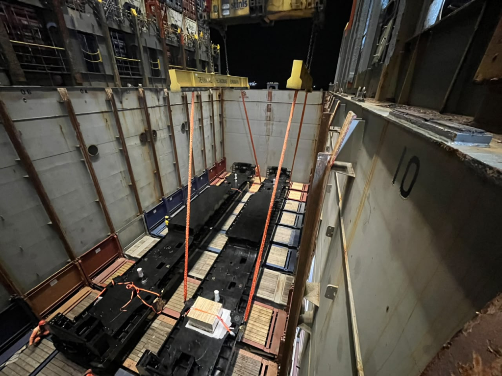 Proses loading ke atas kapal platform lokomotif INKA di dermaga internasional TPS pada Jum'at, 10 Juli 2026. (Foto: Dokumen PT TPS untuk sanubari.co.id)