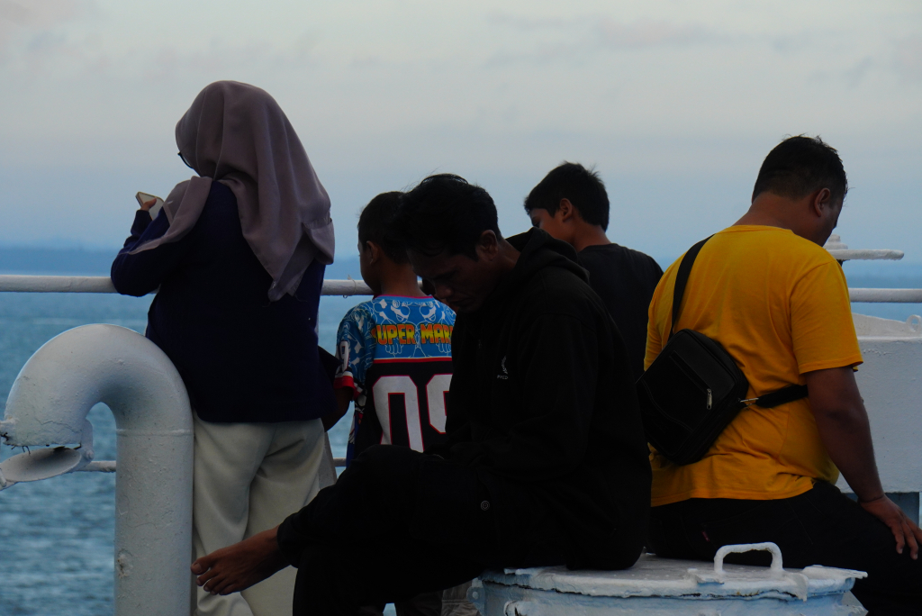 Penumpang KM Dharma Ferry 7 saat menikmati pemandangan laut. (Foto: Michael Fredy Yacob)