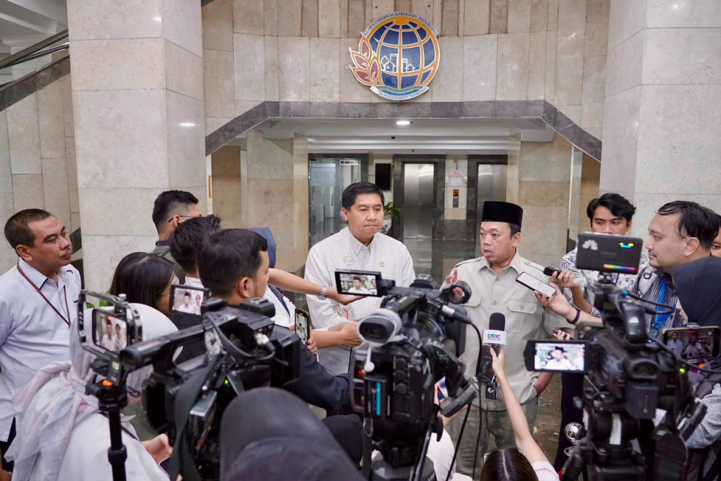 Menteri ATR/BPN Nusron Wahid bersama Menteri PKP Maruarar Sirait usai rakor di kantor Kementerian ATR/BPN, Selasa, 14 Juli 2026.