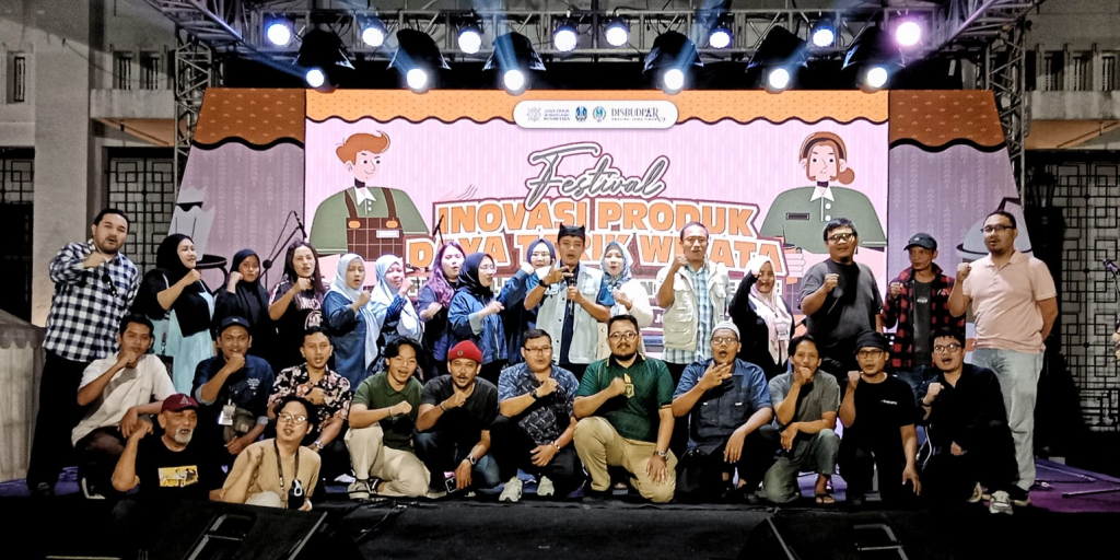 Panitia dan peserta Festival Inovasi Produk Daya Tarik Wisata, di kawasan Kota Lama, Surabaya, Kamis, 23 Juli 2026.
