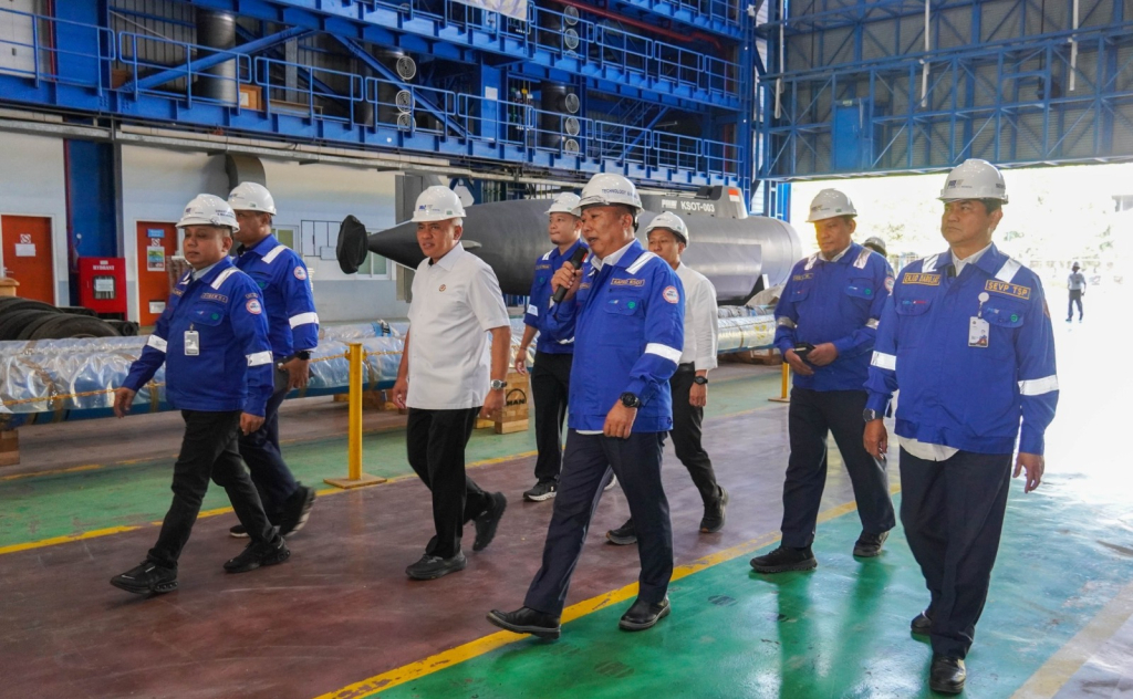 Manajemen PT PAL Indonesia dan BRIN saat meninjau pabrik PT PAL di Surabaya.