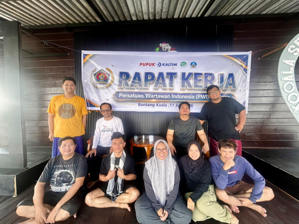 Para pengurus PWI Bontang usai melakukan rapat kerja di Kooala Seahouse, Bontang Kuala, Sabtu, 11 Juli 2026.