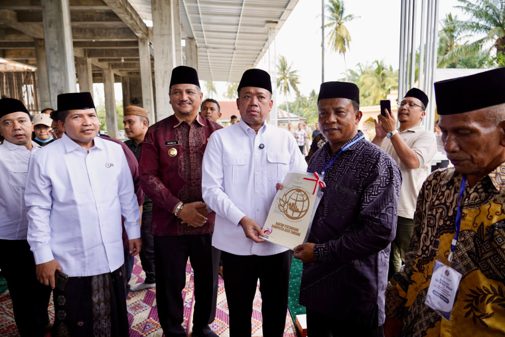 Menteri ATR/BPN, Nusron Wahid saat menyerahkan sertifikat tanah wakaf untuk Masjid Salman Al-Farisi di Kabupaten Aceh Tamiang, Kamis, 23 Juli 2026. (Foto: Humas Kementerian ATR/BPN)
