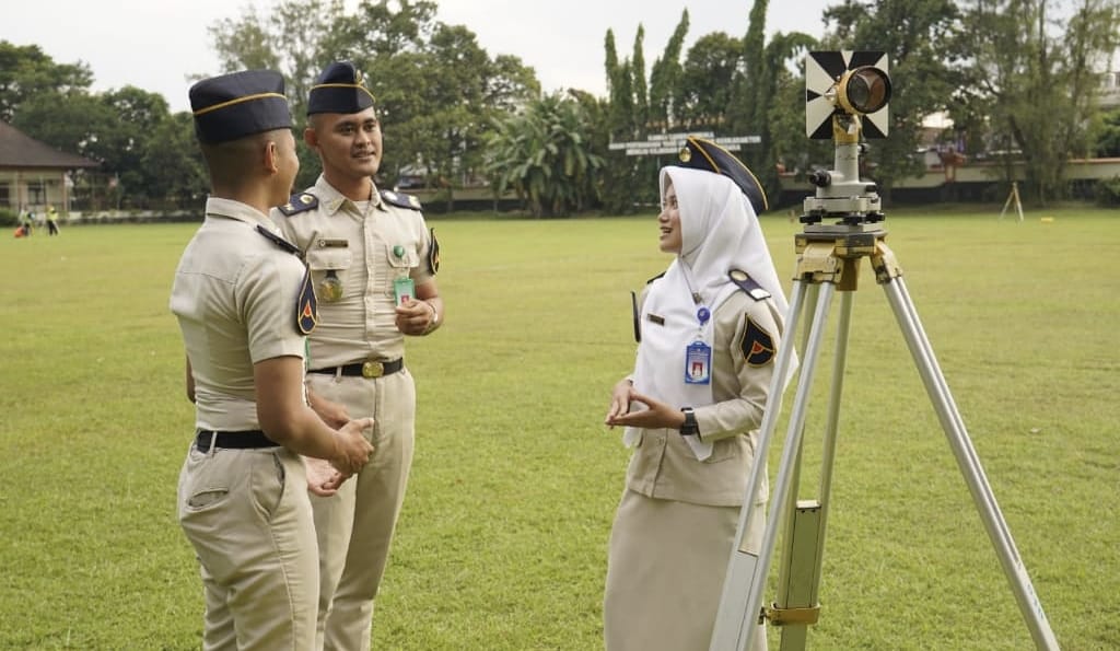 Mahasiswa Politeknik Agraria STPN yang sedang menjalankan praktik.