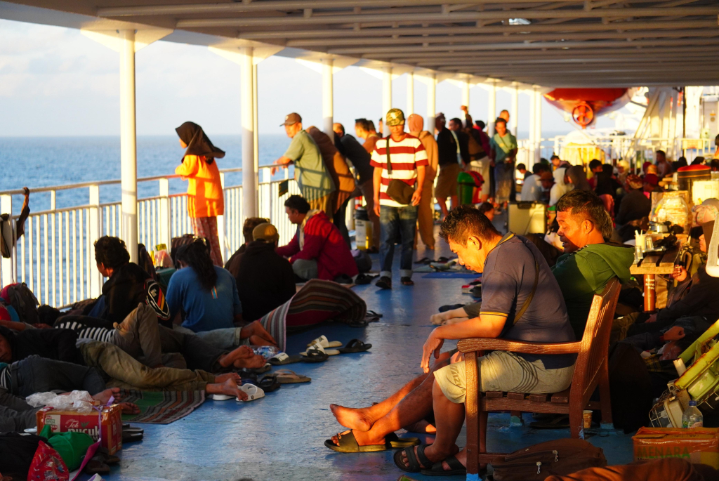 Suasana di luar kapal Dharma Ferry 7, Sabtu, 20 Juni 2026. (Foto: Michael Fredy Yacob)
