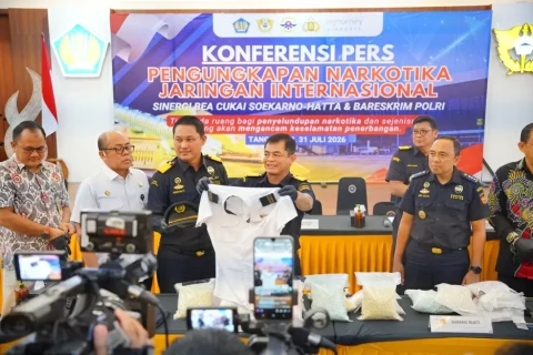 Bea cukai menunjukkan barang bukti saat konferensi pers (ist.)
