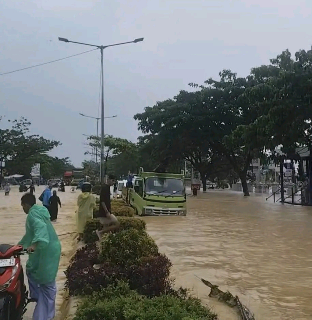 Kondisi salah satu ruas jalan saat banjir melanda Padang (x @NaraSenyap)