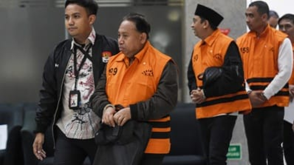 Rektor Unsoed Prof. Akhmad Sodiq (kedua dari kiri) mengenakan baju tahanan KPK usai menjalani pemeriksaan. (ANTARA)