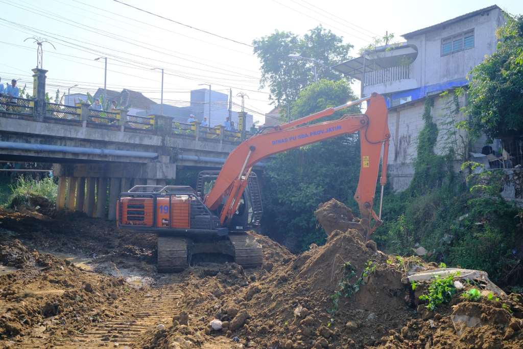 Alat berat yang membantu melakukan normalisasi sungai di Pamekasan
