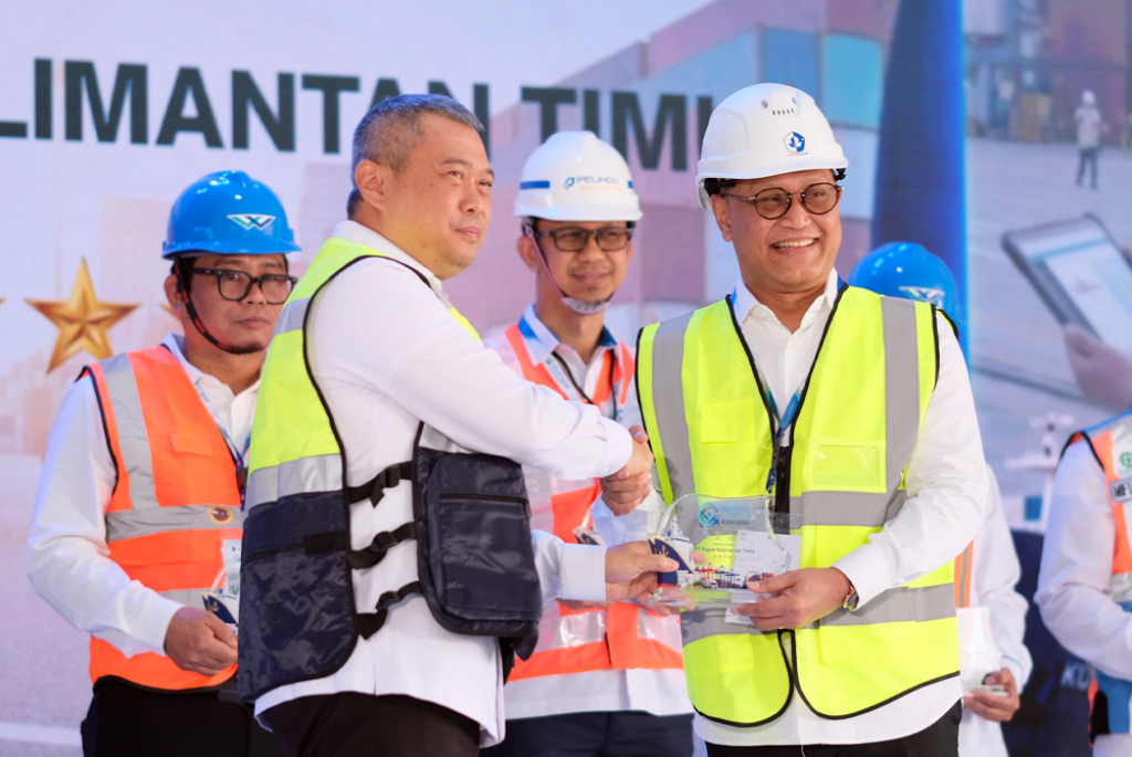 Penghargaan terbaik Bintang 5 dalam ajang penghargaan Green and Smart Port - ASRI 2026 yang diberikan kepada manajemen PT PKT Bontang