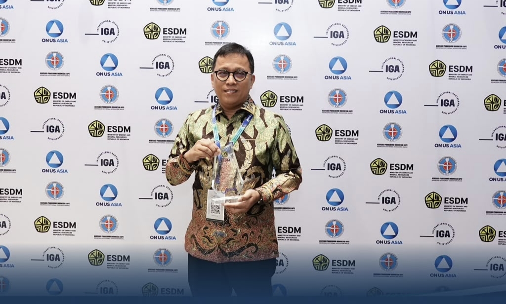 Perwakilan Kementerian ATR/BPN saat menerima penghargaan dari Kementerian ESDM