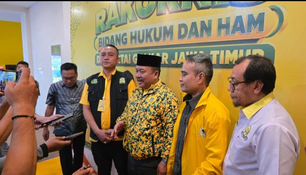 Konfrensi pers peluncuran posko pendampingan dan konsultasi hukum gratis milik DPD Partai Golkar Jatim