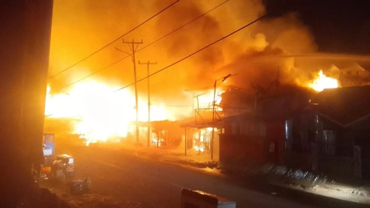 Api melalap bangunan saat kebakaran melanda pasar Bapouda yang menewaskan sebelas orang (Humas Polda Papua Tengah)