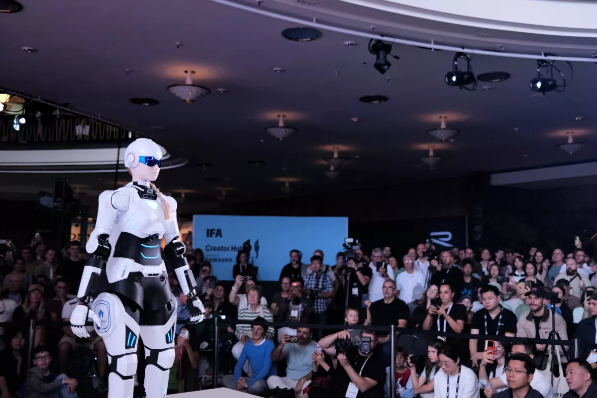 Dari China ke Eropa: AiMOGA Perkenalkan Robot Perawat dan Robot Keamanan