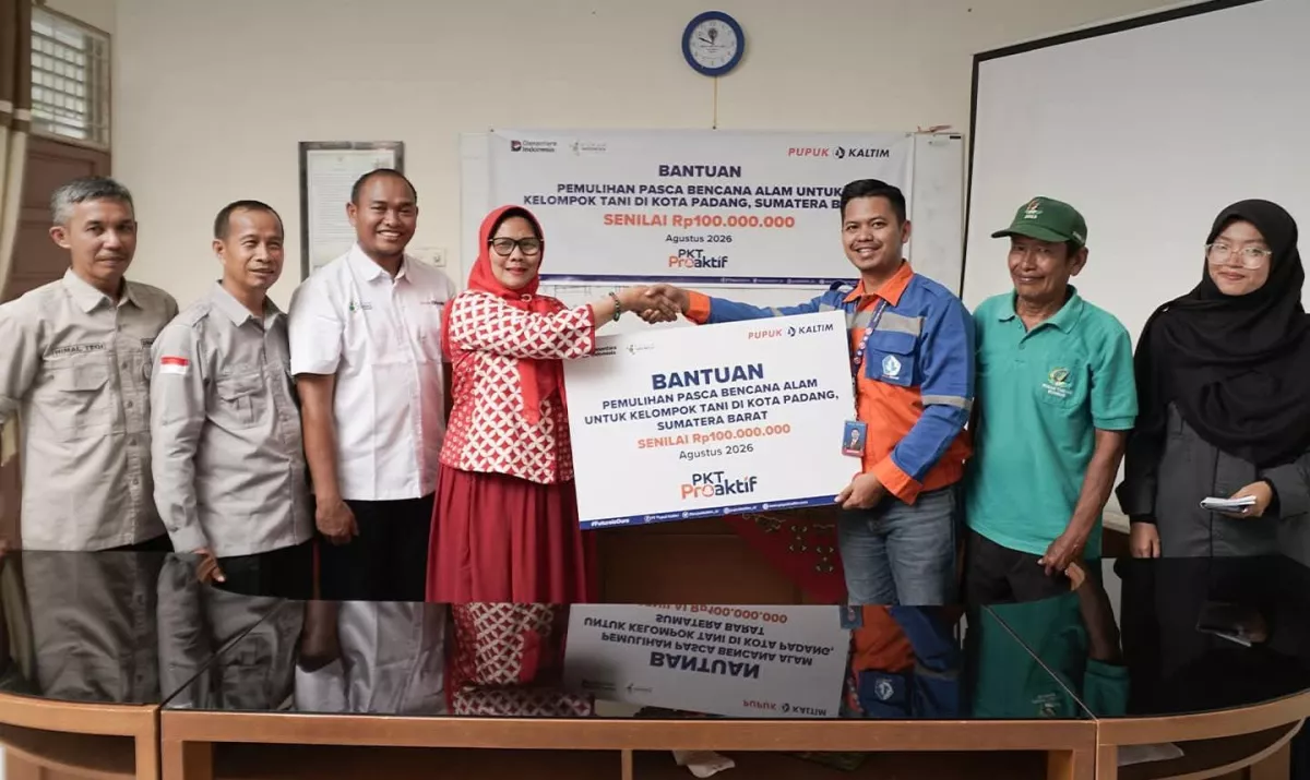 Pemberian bantuan secara simbolis kepada petani di Padang, Sumatera Barat.