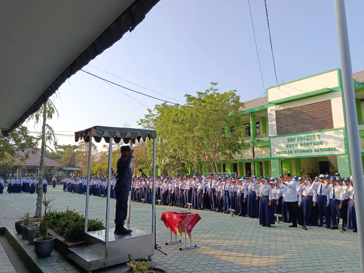 Kepala BNN Kota Bontang Lulyana Ramdani (kanan) saat memimpin upacara di SMPN 3 Bontang, Senin, 14 September 2026.