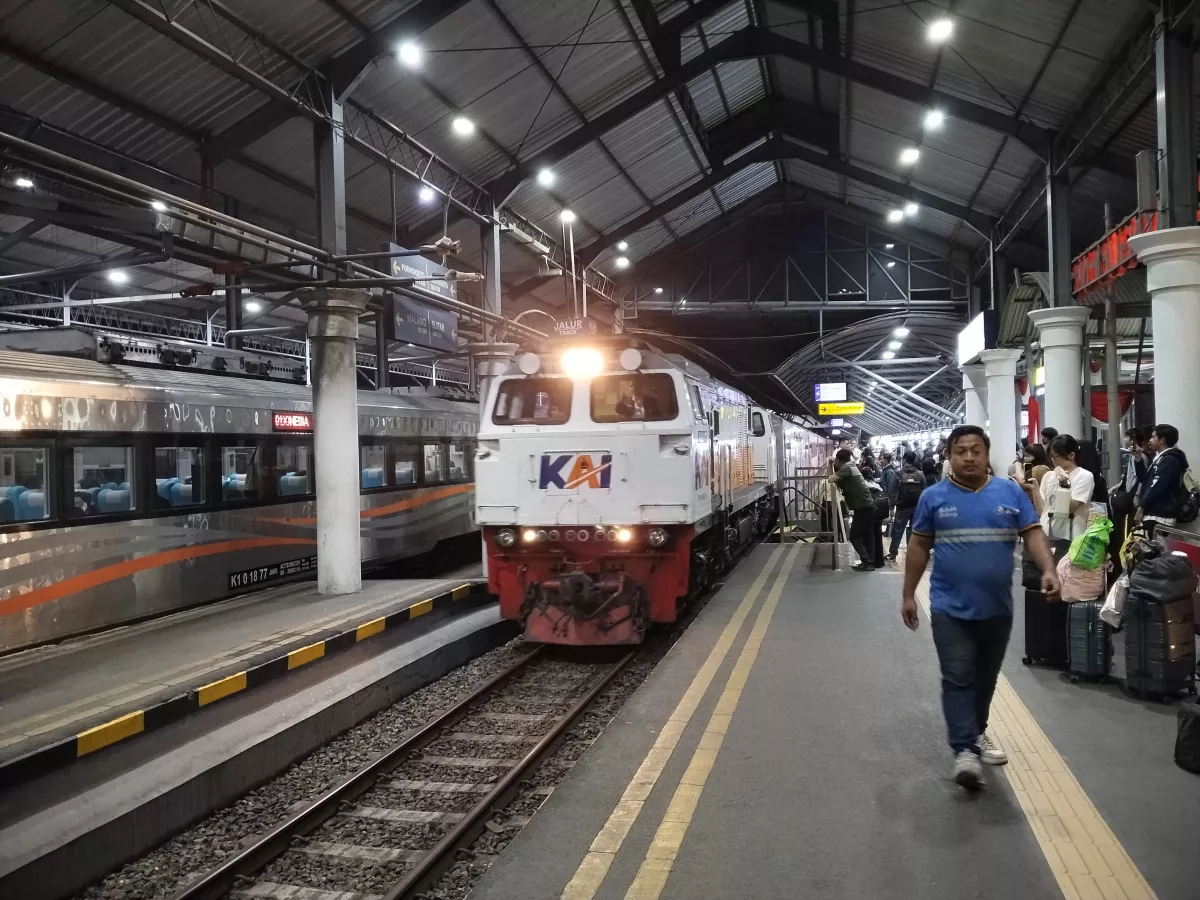 Penumpang Naik, KAI Surabaya Tepat Waktu