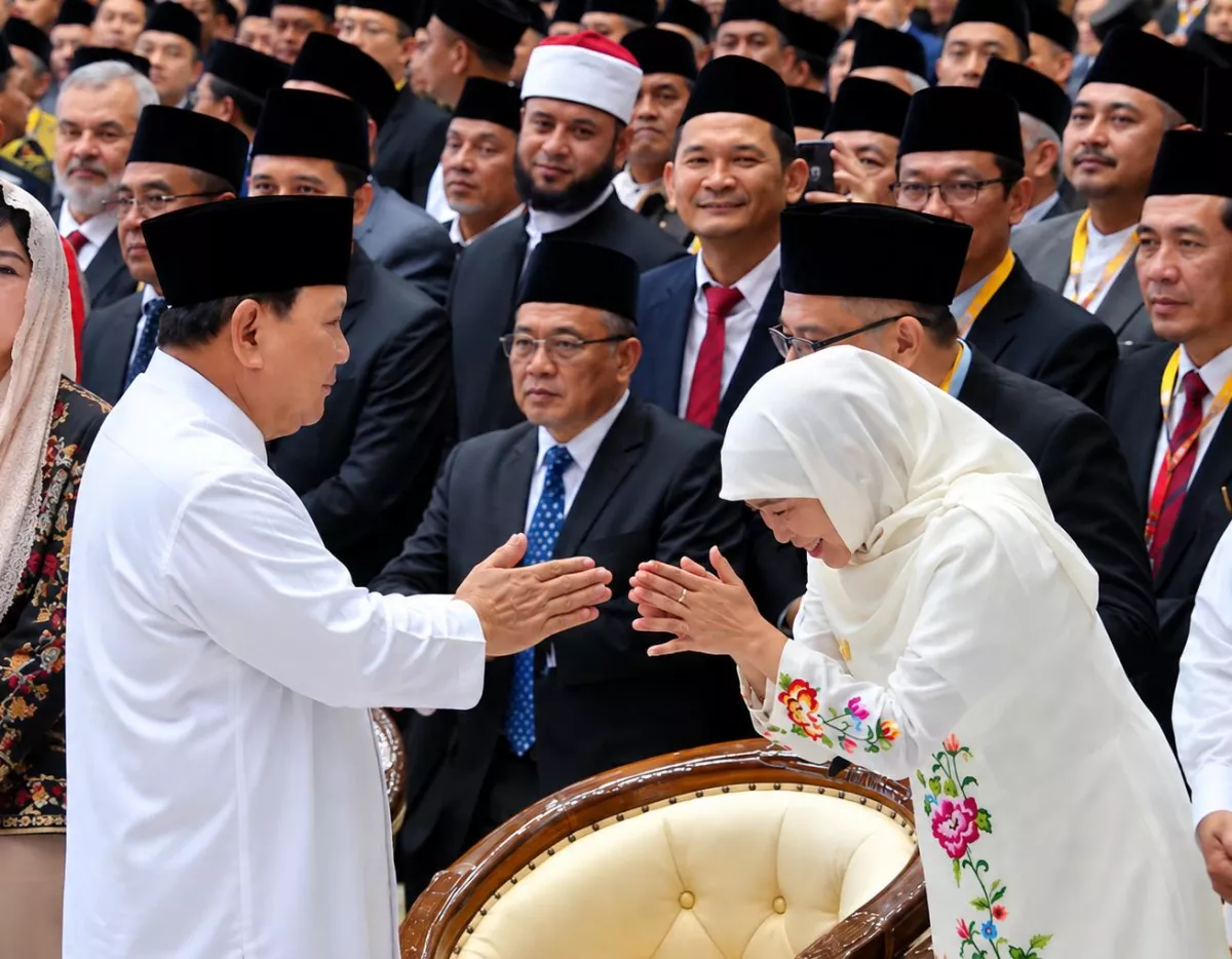 Gubernur Jatim Khofifah Indar Parawansa (kanan) saat bertemu dengan Presiden RI Prabowo Subianto (kiri) di peringatan 1 abad Pondok Modern Darussalam Gontor, di Ponorogo, Sabtu, 19 September 2026.