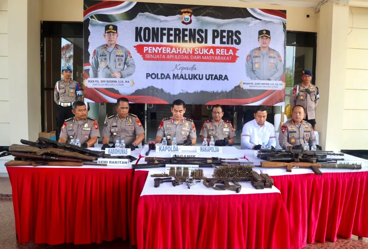 Konferensi pers penyerahan senjata ilegal oleh Kapolda Maluku Utara. (ist)
