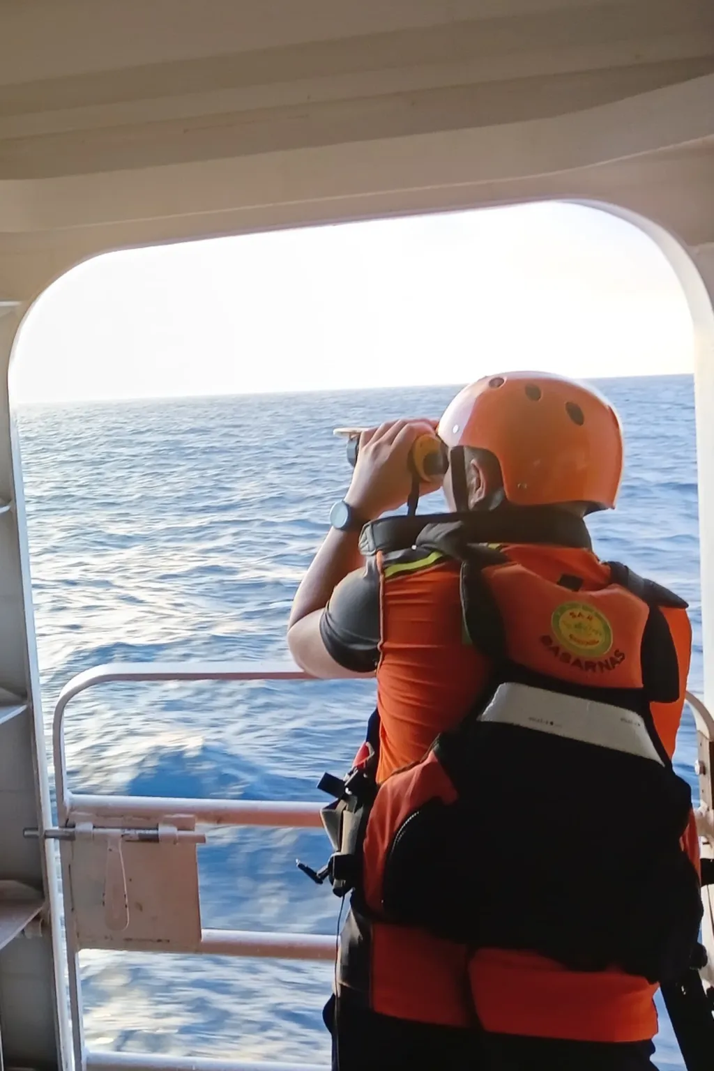 Salah satu personel SAR saat mencari keberadaan korban yang kemungkinan mengapung di perairan Laut Jawa. (Foto: Dokumen Kantor SAR Makassar).